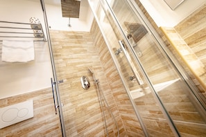 Habitación doble clásica | Baño | Regadera, regadera tipo lluvia, amenidades de baño gratuitas