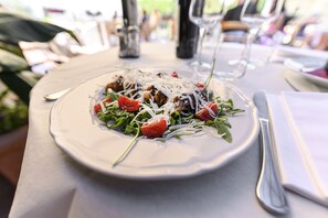 Outdoor dining - Palazzuolo (San Quirico d'Orcia)