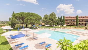 Außenpool, Pool mit Wasserfall, Sonnenschirme, Liegestühle