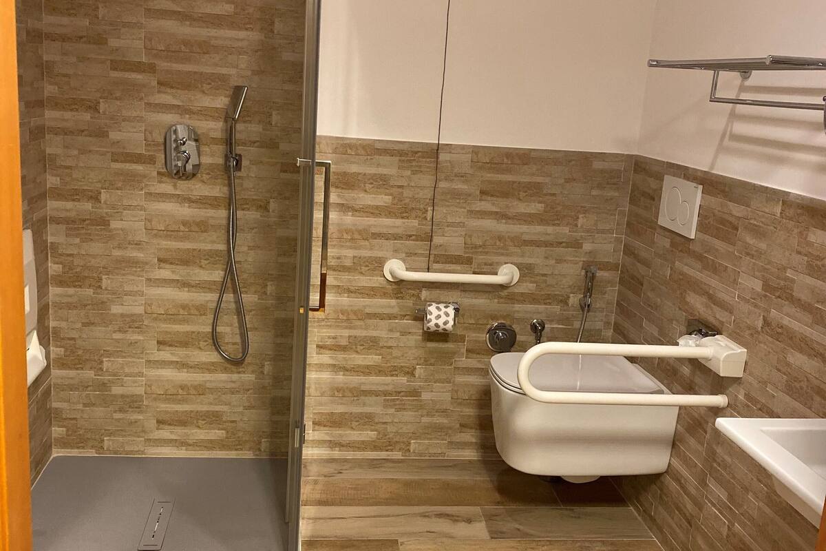 single room | bathroom | shower, rainfall showerhead, free toiletries, hair dryer