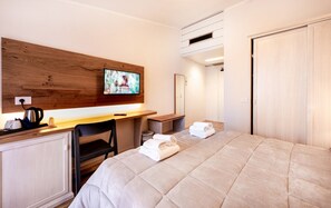 Classic Double Room Single Use, Garden View (con Vista) | Minibar, in-room safe, individually furnished, desk