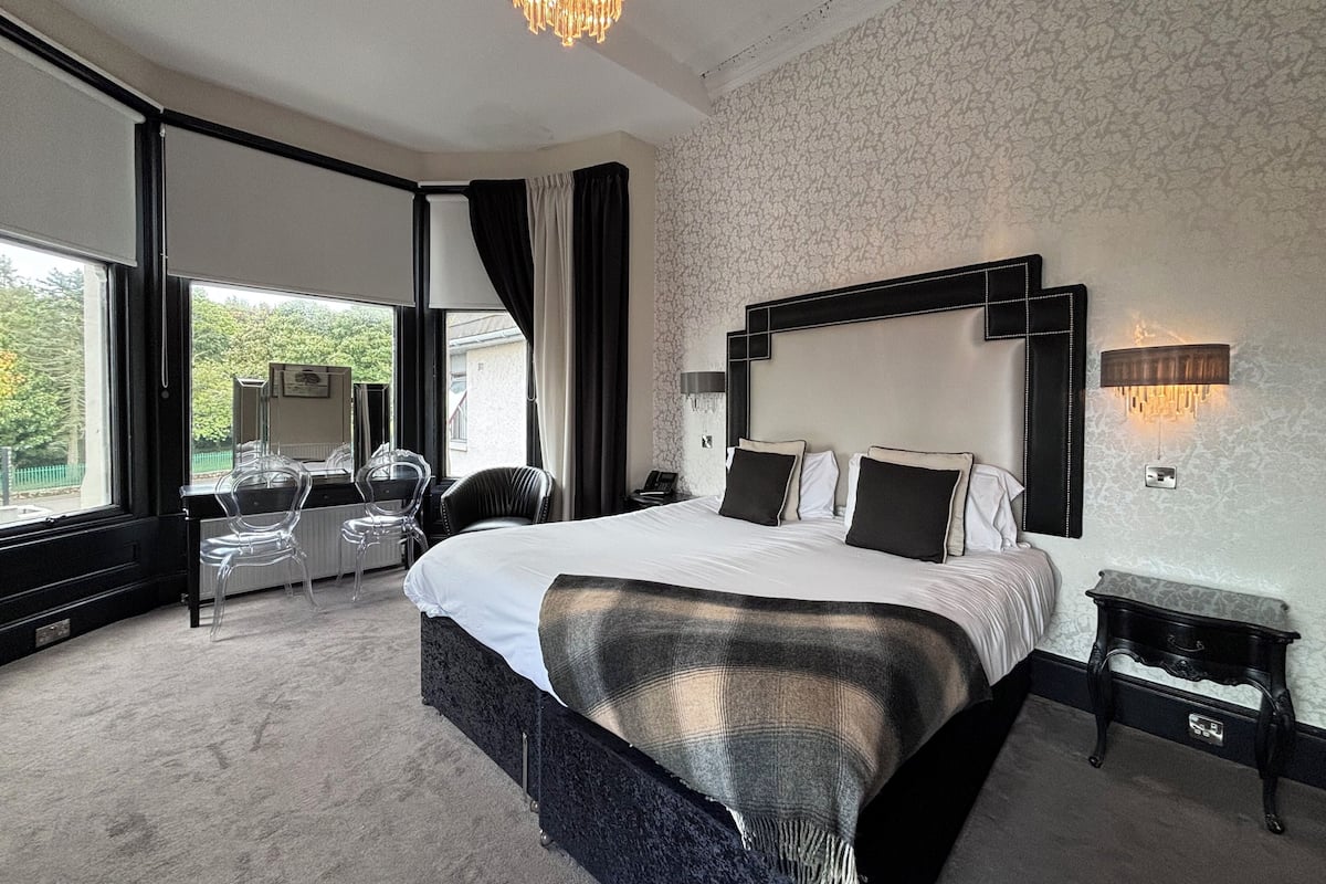 Deluxe Room | Desk, blackout drapes, iron/ironing board, free WiFi