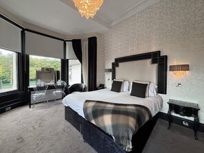 Bureau, rideaux occultants, fer et planche à repasser, Wi-Fi gratuit