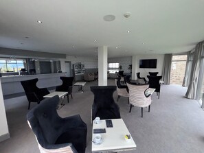 Se sirven desayunos, almuerzos, cenas y cocina británica 