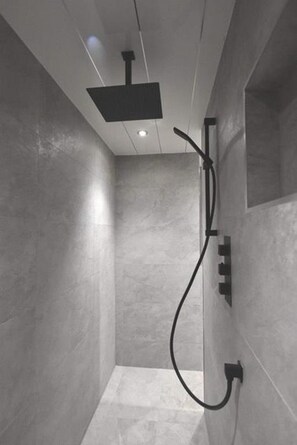 Suite | Bathroom shower - Richmond Park Hotel (Bo'ness)