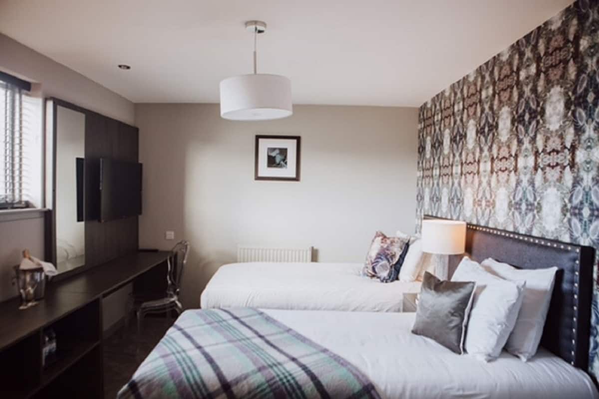 Superior Twin Room, 2 Twin Beds | Desk, blackout drapes, iron/ironing board, free WiFi