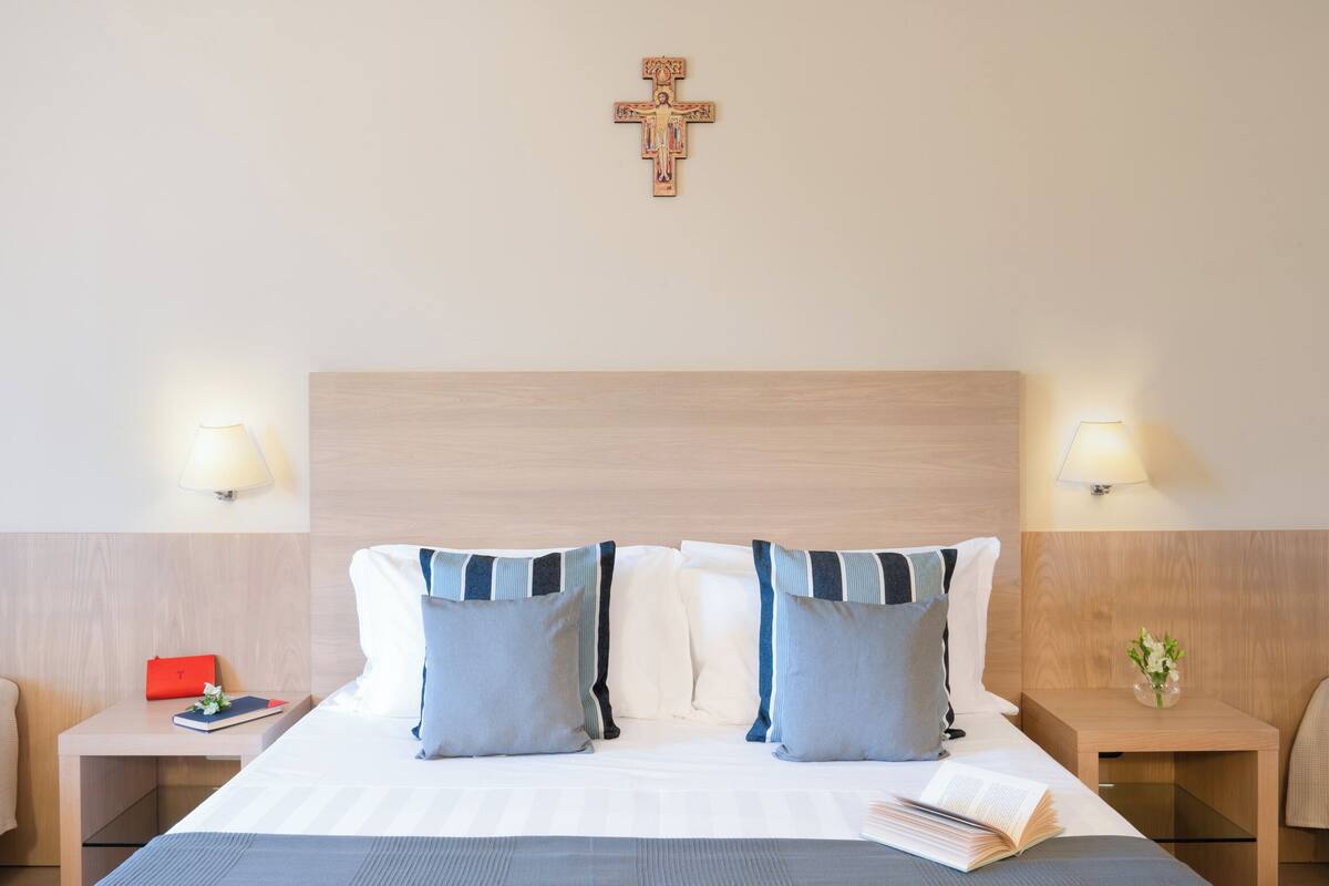 Down duvets, in-room safe, desk, blackout curtains