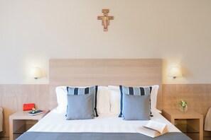 Habitació doble o amb dos llits individuals estàndard, vistes al jardí | Cobrellits, caixa forta a l'habitació, escriptori i cortines opaques 