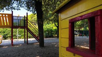 Children’s play area – outdoor