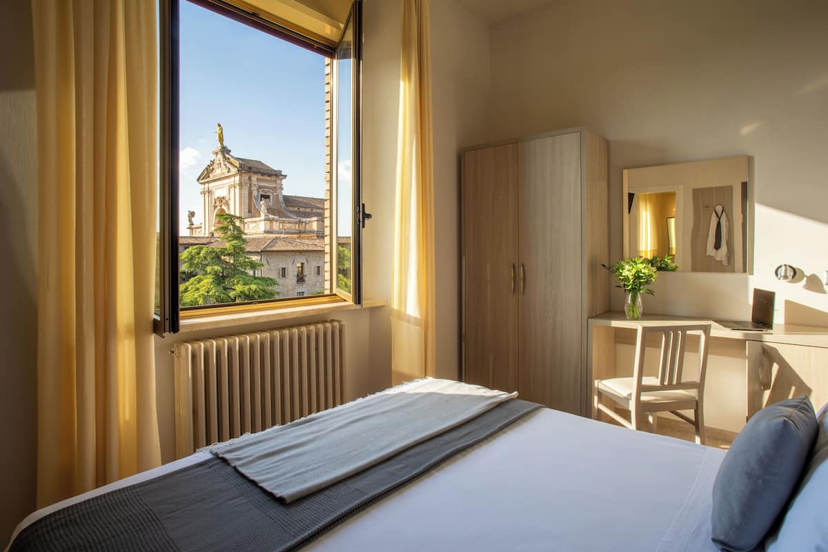 standard double or twin room, garden view | in-room safe, desk, blackout curtains, soundproofing
