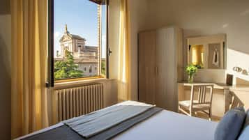 Standardværelse med dobbeltseng eller 2 enkeltsenge - udsigt til have | Pengeskab på værelset, skrivebord, mørklægningsgardiner, lydisolering