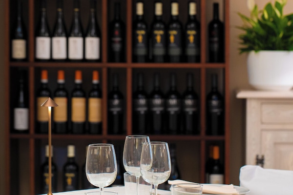 Breakfast, lunch, dinner served; Italian cuisine