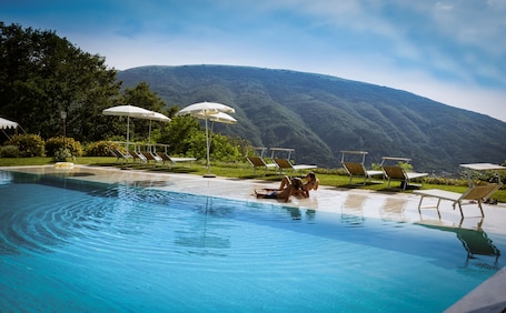 Piscine extérieure (ouverte en saison). Le Silve di Armenzano