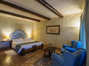 Deluxe Double Room, Ensuite | Living area