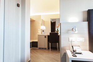 Minibar, caja de seguridad en la habitación y escritorio 