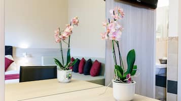 高级双人房或双床房, 1 张双人床 | 迷你吧、客房内保险箱、办公桌、隔音