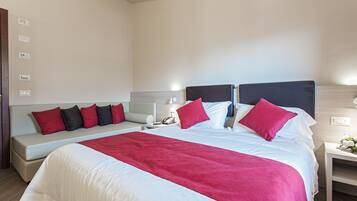 Habitación triple | Minibar, caja fuerte, escritorio y sistema de insonorización