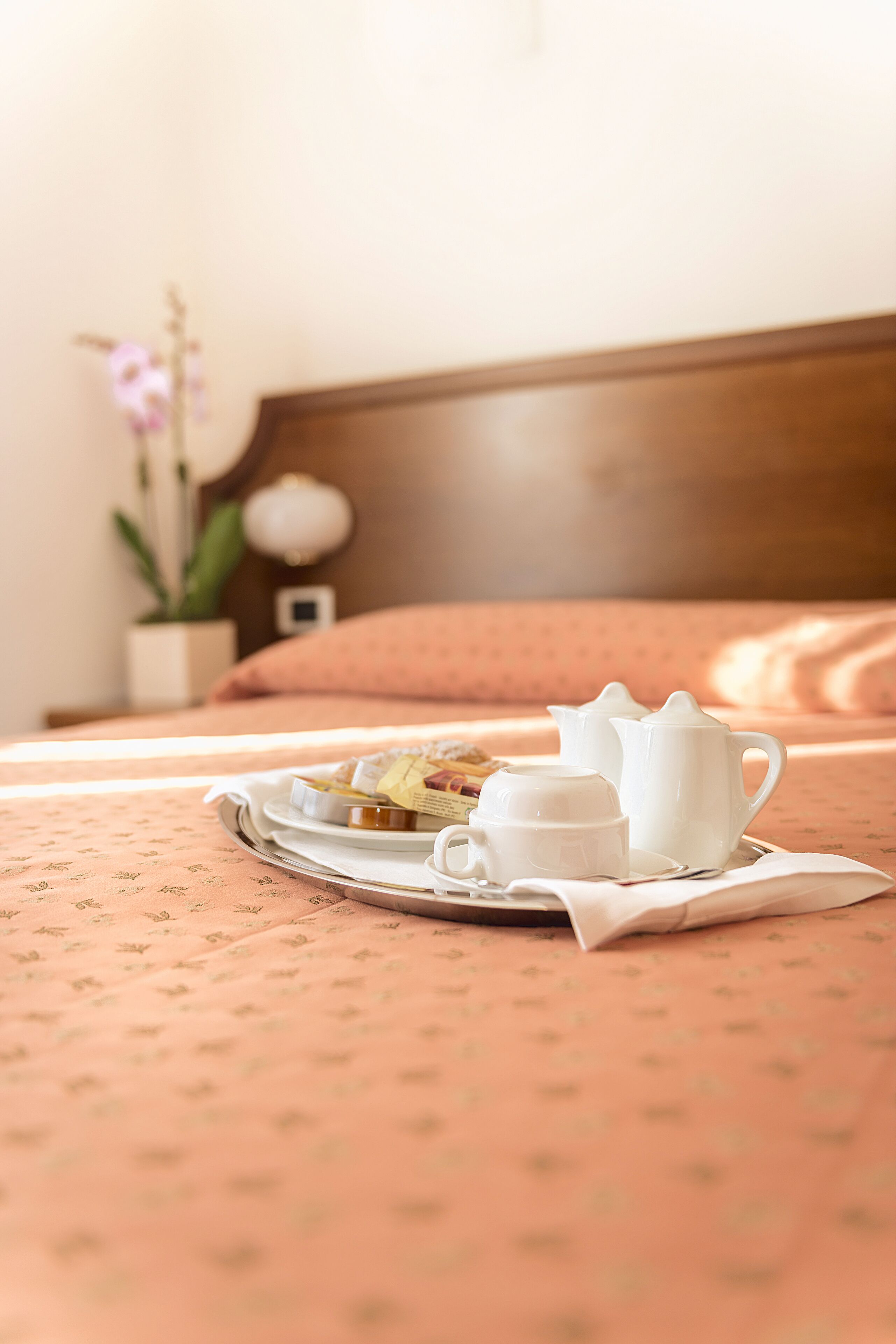 double room single use (1 double bed) | 1 bedroom, minibar, in-room safe, desk