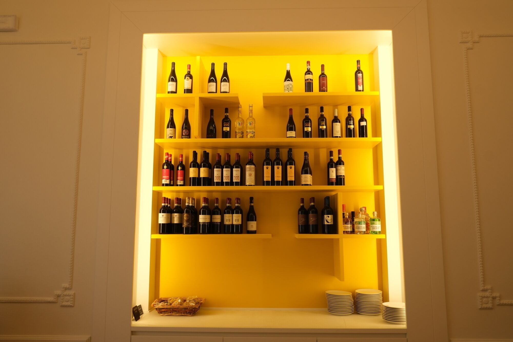 Uma adega com várias prateleiras de garrafas de vinho.
