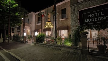 Vista frontal de la propiedad