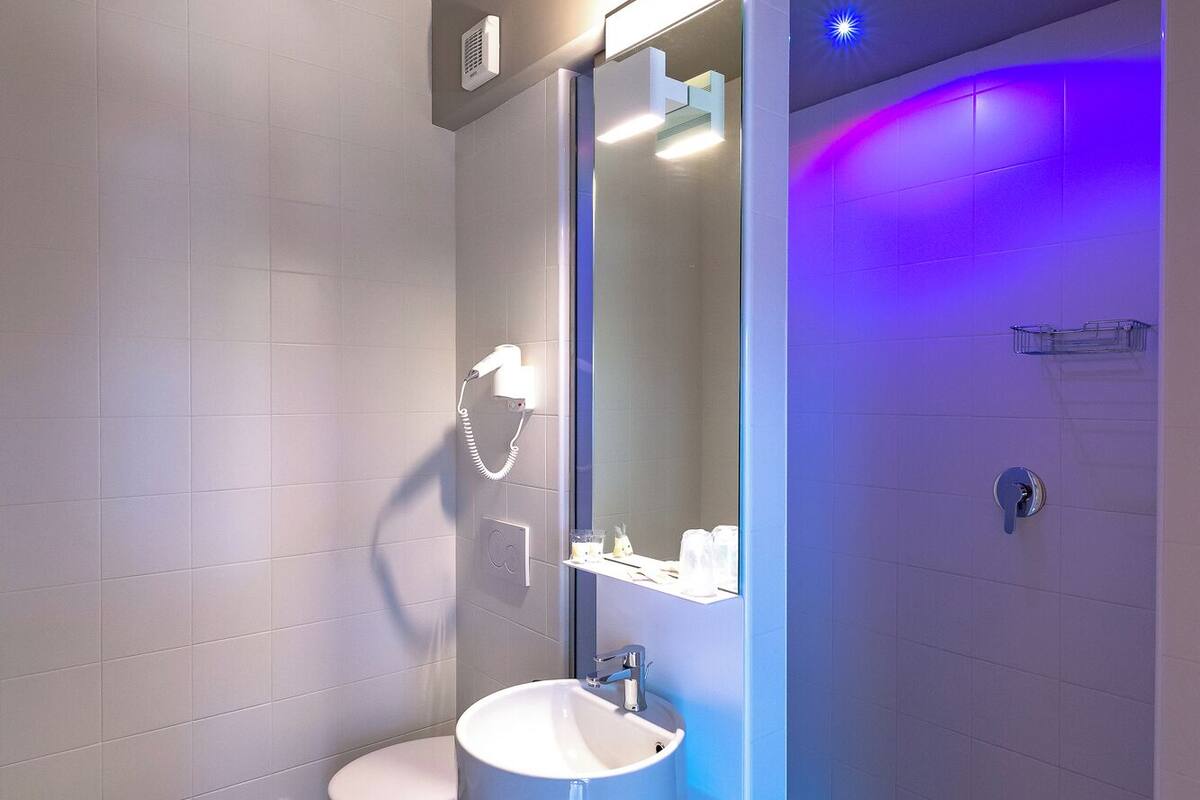 superior double or twin room | bathroom | shower, rainfall showerhead, free toiletries, hair dryer