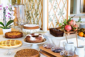 Café da manhã com buffet grátis todos os dias