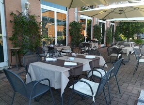 供应早餐、午餐和晚餐，意大利菜