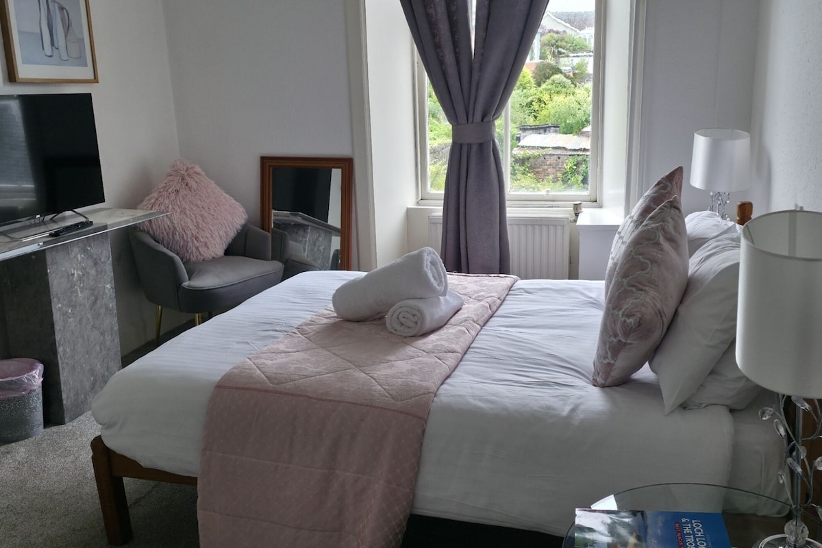 Budget Double | Hypo-allergenic bedding available, individually decorated