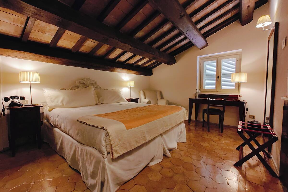 honeymoon double room, 1 king bed | premium bedding, down duvets, minibar, in-room safe