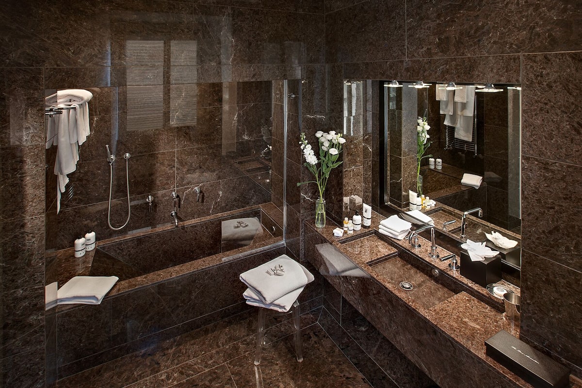 junior suite | bathroom | free toiletries, hair dryer, bathrobes, slippers