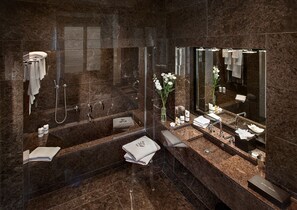 Suite junior | Baño | Amenidades de baño gratuitas, secadora de cabello, batas, pantuflas