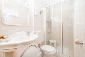 Dreibettzimmer | Badezimmer | Kostenlose Toilettenartikel, Haartrockner, Bidet, Handtücher