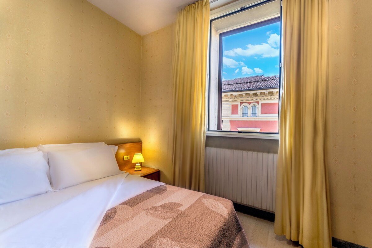 Dundyner, minibar, safe på rommet og skrivebord
