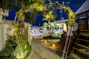 Private beach, white sand, free beach cabanas, sun-loungers - Hotel Adlon (Riccione)