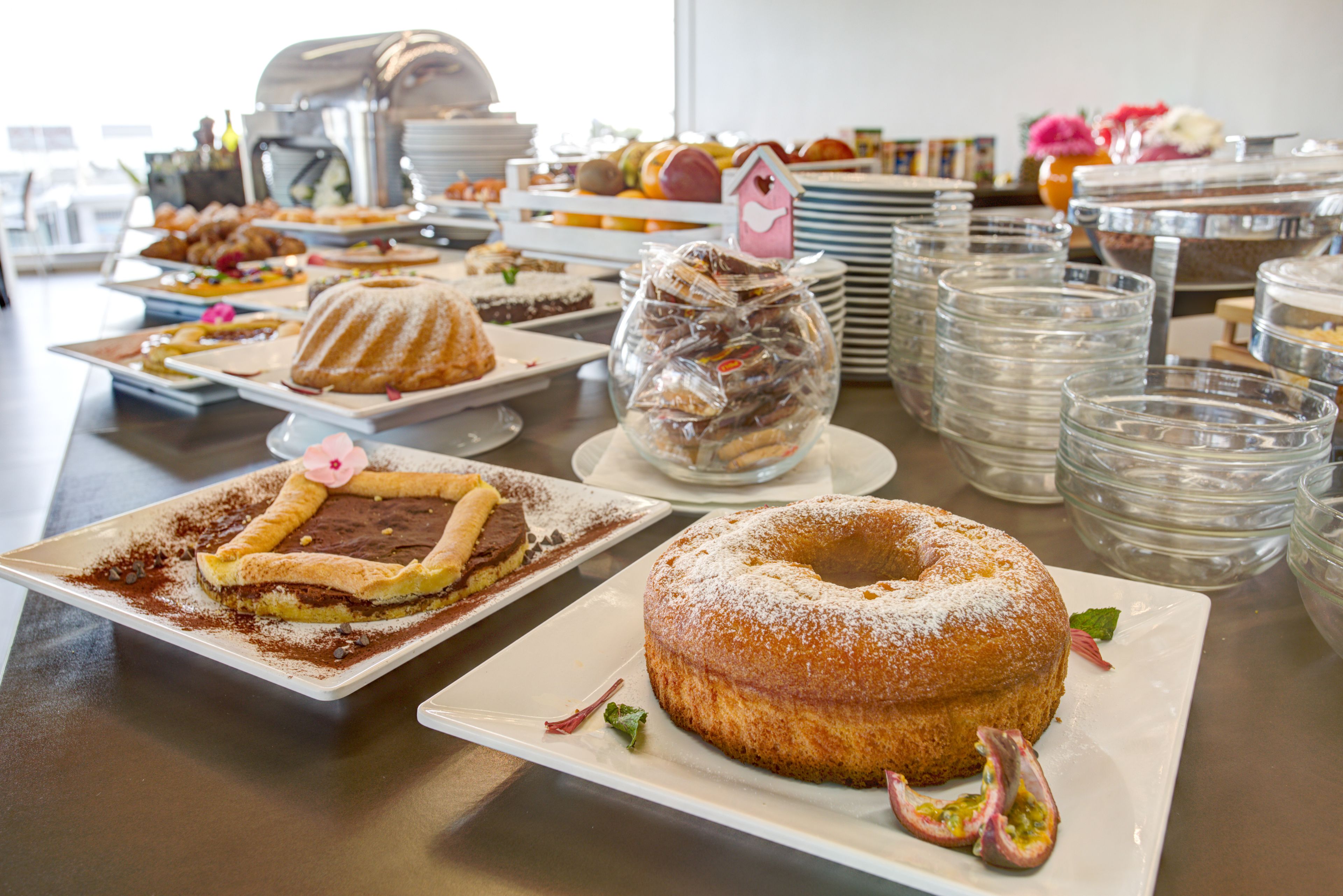 Un buffet proposant une variété de desserts et de boissons.