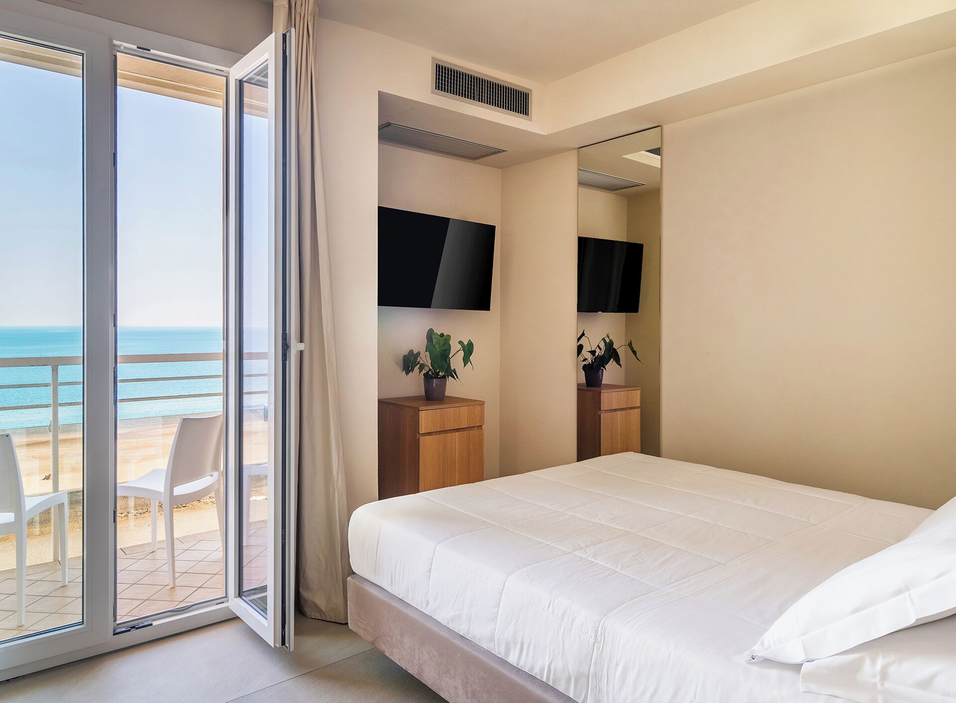 Suite, Sea View | Minibar, in-room safe, individually decorated, desk