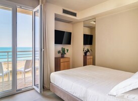 Suíte, vista para o mar | Frigobar, cofres nos quartos, individualmente decorados, escrivaninha
