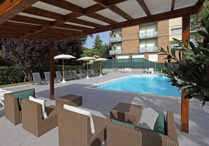 Piscine extérieure, parasols de plage, chaises longues