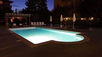 Außenpool, Sonnenschirme, Liegestühle