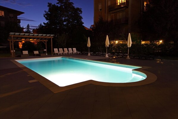 Piscine extérieure, parasols de plage, chaises longues