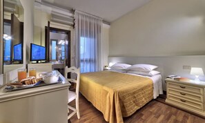 Habitación básica con 1 cama matrimonial o 2 individuales | Camas con pillow-top, caja de seguridad en la habitación y escritorio