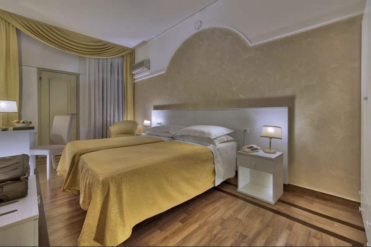 Eenvoudige kamer, 1 twee- of 2 eenpersoonsbedden | Pillowtop-bedden, een kluis op de kamer, een bureau