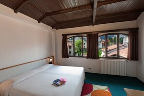 Dobbeltrom – standard | Safe på rommet, skrivebord, wi-fi (inkludert) og sengetøy