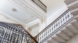 A grand staircase with ornate black metal railings and white marble steps. - Hotel Ghiffa (Ghiffa)