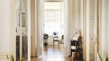 บริการอาหารเช้า อาหารกลางวัน อาหารเย็น, อาหารท้องถิ่น