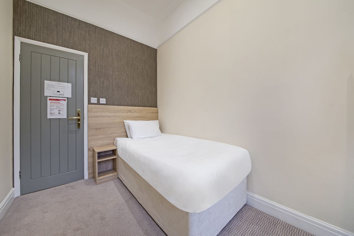 Single Room with Bathroom Outside of Room | 1 camera, una scrivania, tende oscuranti, Wi-Fi gratuito
