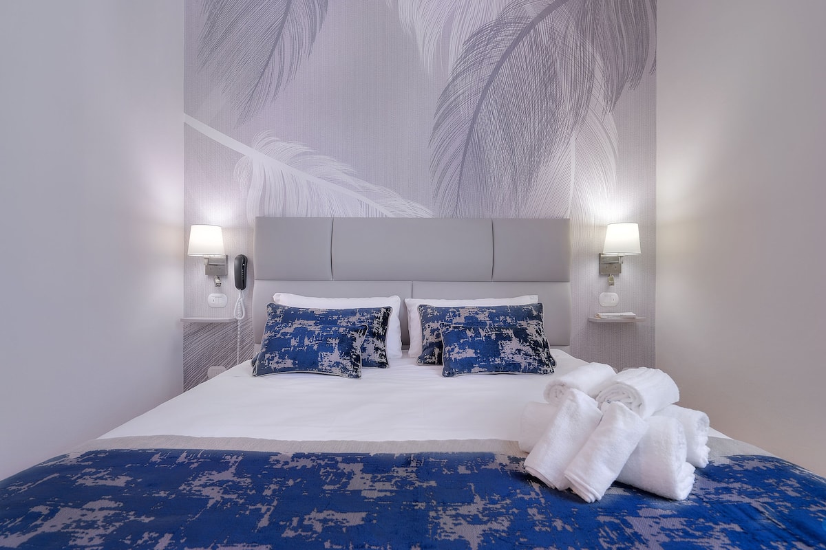 Classic Double or Twin Room | Bar mini, peti besi dalam bilik, meja, seterika/papan seterika