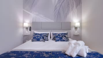 Habitación clásica con 1 cama doble o 2 individuales | Edredones de plumas, minibar, caja fuerte y escritorio