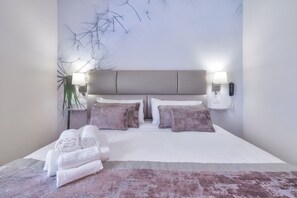 Habitación clásica con 1 cama doble o 2 individuales | Minibar, caja fuerte, escritorio y tabla de planchar con plancha