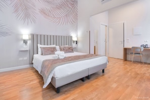 Minibar, in-room safe, desk, iron/ironing board - Hotel Cosmos (Florence)